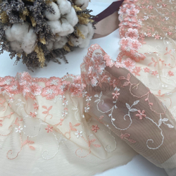 Вышивка на сетке бежевая с персиковыми цветами 17 см