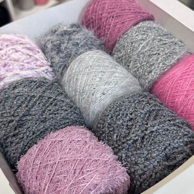 Набор зимний из итальянской фантазийной пряжи для свитера или кардигана "ПЕПЕЛЬНАЯ РОЗА "; состав: пайетки, кидмохер, меринос, хлопок; Общий вес: 530гр