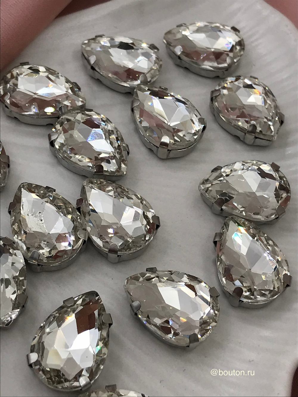 Стразы в цапах капли