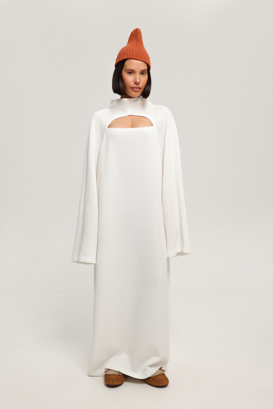 Платье с вырезом на груди макси