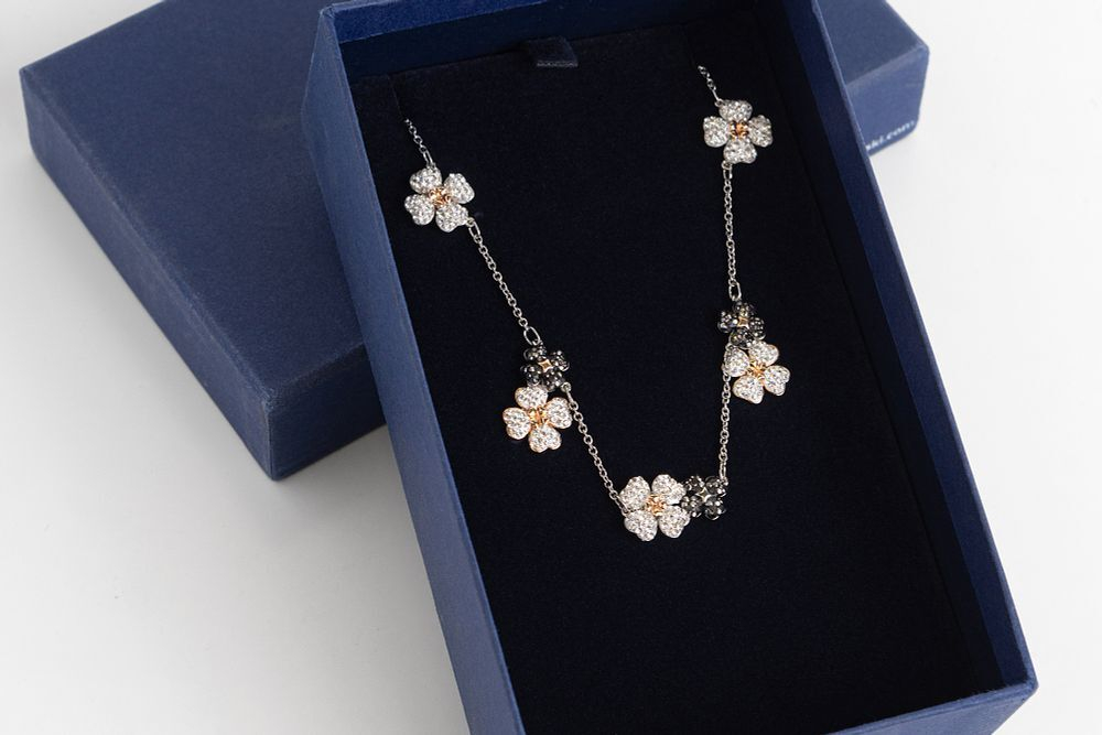 Комплект Swarovski из серег-пусетов и ожерелья с белыми и черными клеверами, украшенными кристаллами