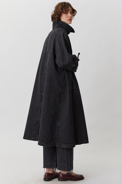 Объемный плащ из черной вареной джинсы