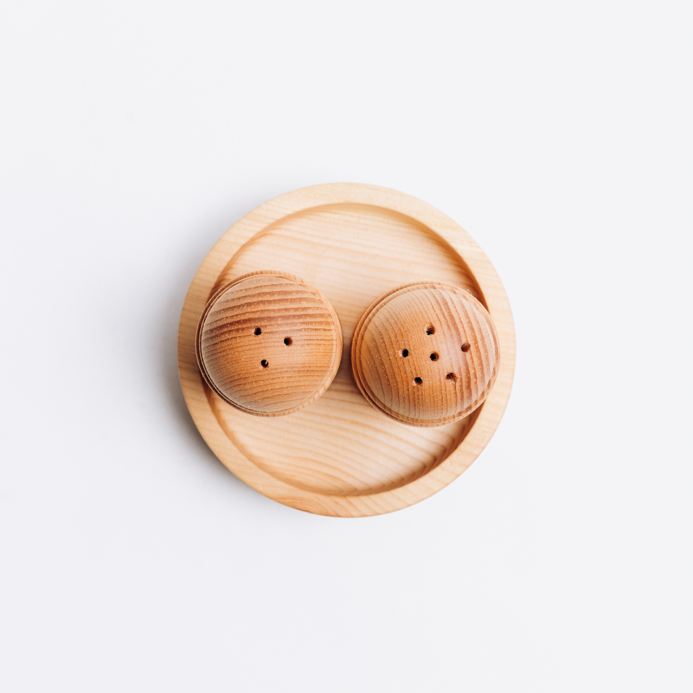 Деревянная солонка и перечница с подставкой из сибирского кедра. SP9