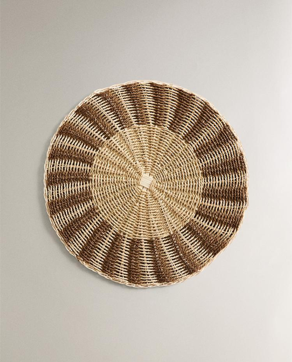 ZARA HOME КРУГЛАЯ ПОДСТАВКА ПОД СТОЛОВЫЕ ПРИБОРЫ ИЗ РОТАНГА, КОРИЧНЕВЫЙ