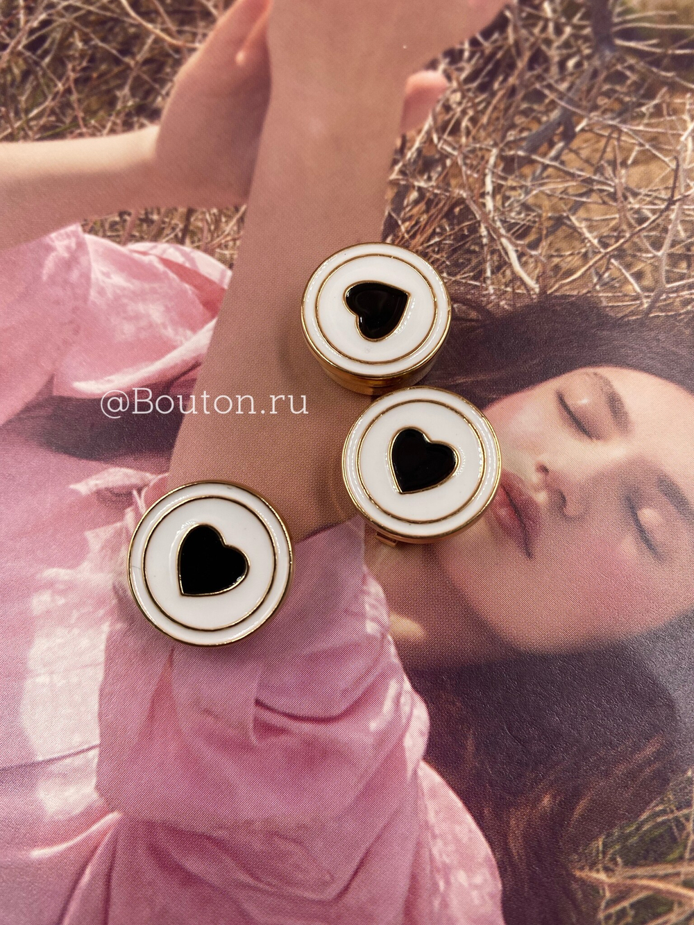 Накладка на пуговицу золотистая с белой эмалью и черным сердцем
