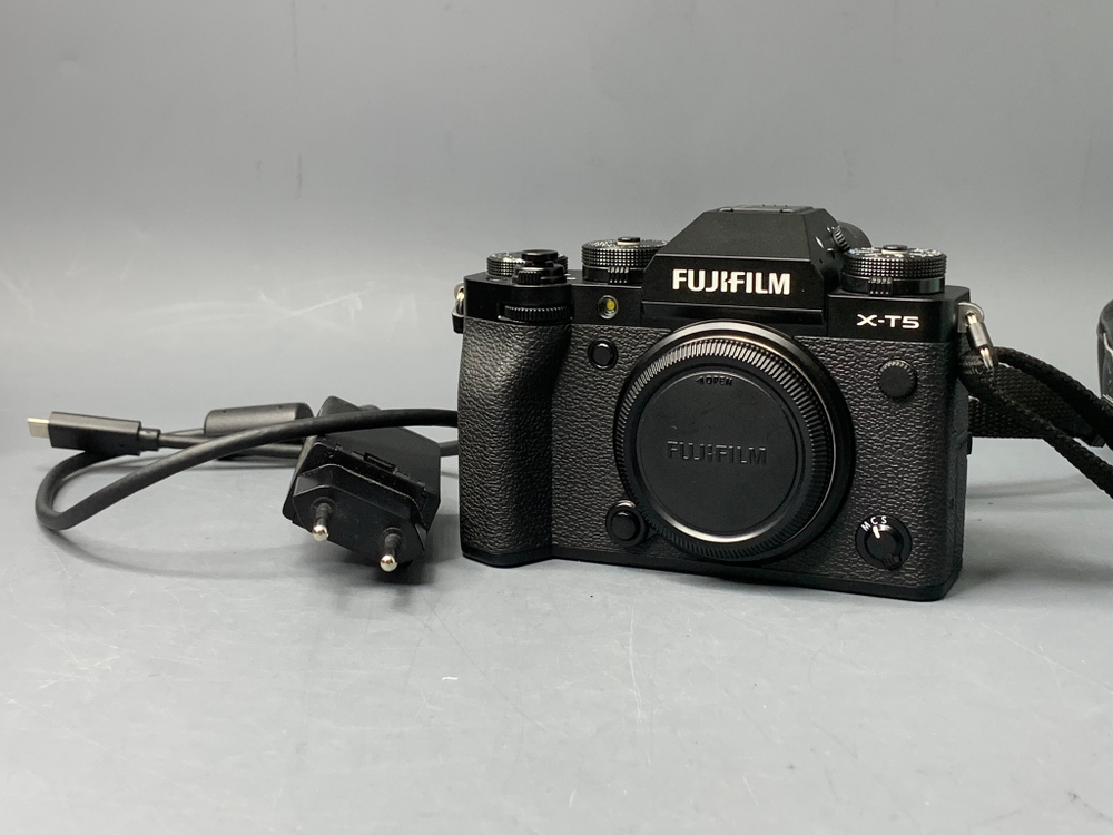 Fujifilm X-T5, 8900 кадров пробега.