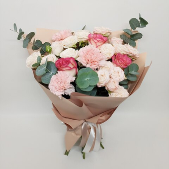 Букет роз и диантусов Елена