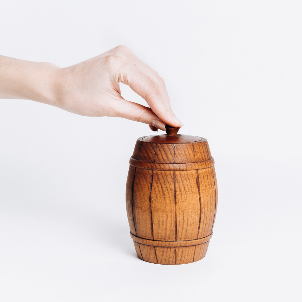 Бочонок для меда, соли, специй, пряностей из цельного куска древесины кедра.  K60