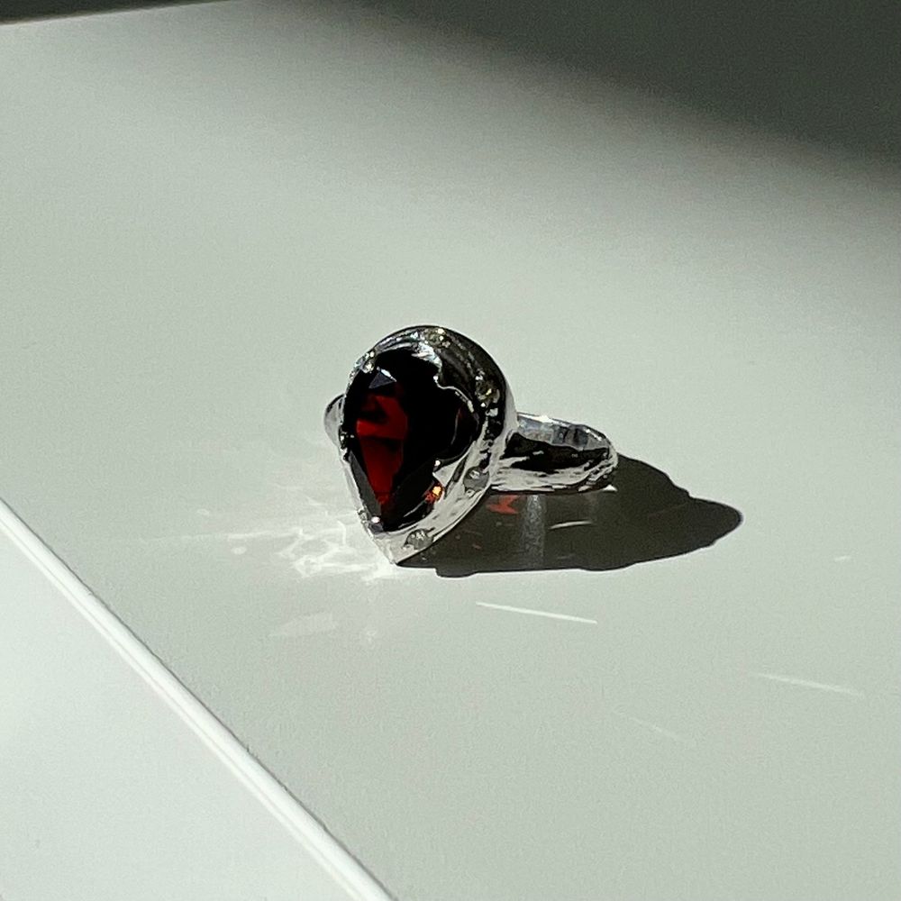 Кольцо Crystal Drop с гранатом