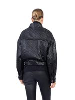 Женская чёрная кожаная куртка-бомбер с плетёным эффектом