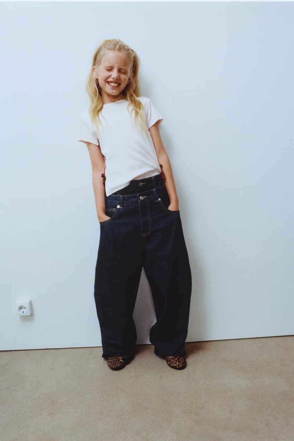 ZARA ФУТБОЛКА С НАШИВКОЙ «ЦВЕТЫ», РОЗОВЫЙ