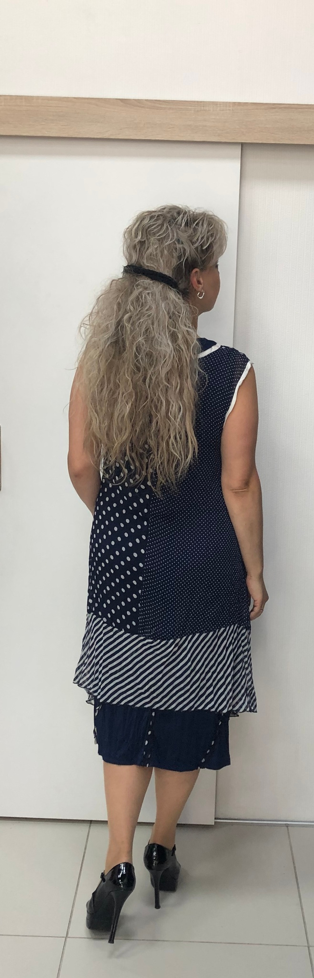 Летнее сине-белое платье с шифоновой накидкой