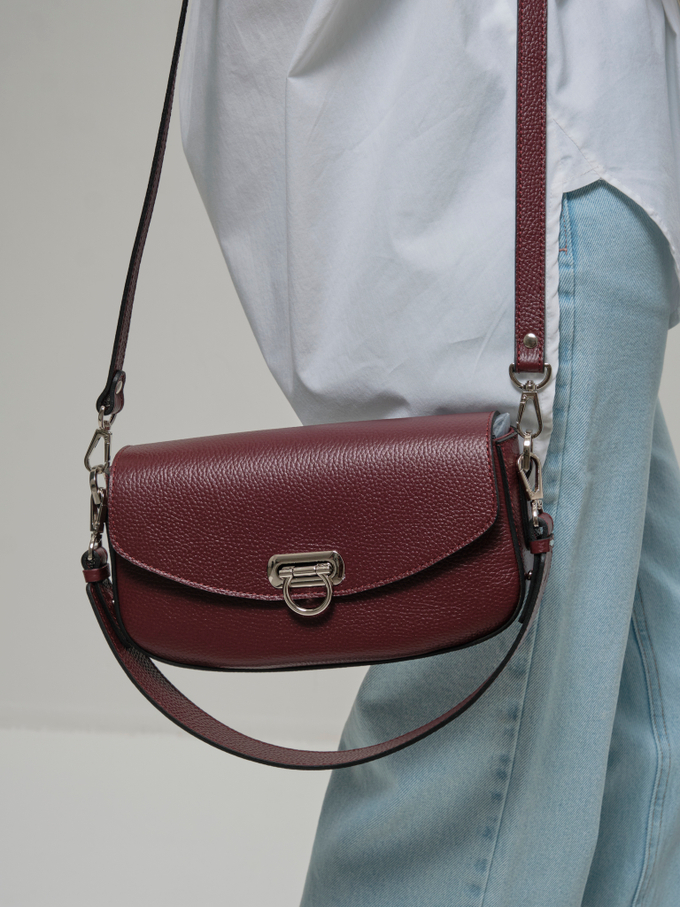 Сумка кожаная на плечо багет бордовая