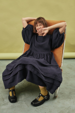 Платье оверсайз с декоративной обработкой на юбке из крапивы темно-синего цвета