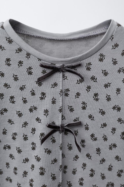 ZARA ФУТБОЛКА С ЦВЕТОЧНЫМ ПРИНТОМ И БАРХАТНЫМ БАНТОМ, СЕРЫЙ