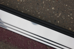 Входная металлическая дверь "Вельвет" дуб кантри темный, черное патирование по фрезеровки  / капучино ZB 853-2 (темно-белый) продольная фрезеровка