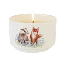 Wax Lyrical - Ароматическая свеча Wrendale Designs 10,5см 32ч Луг / артикул   WR0303  / GTIN 5015802225860