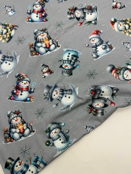 Снеговики на сером