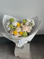 Сборный букет их хризантемы, нарциссов, вибурнума, кустовых пионовидных роз и ранункулюсов