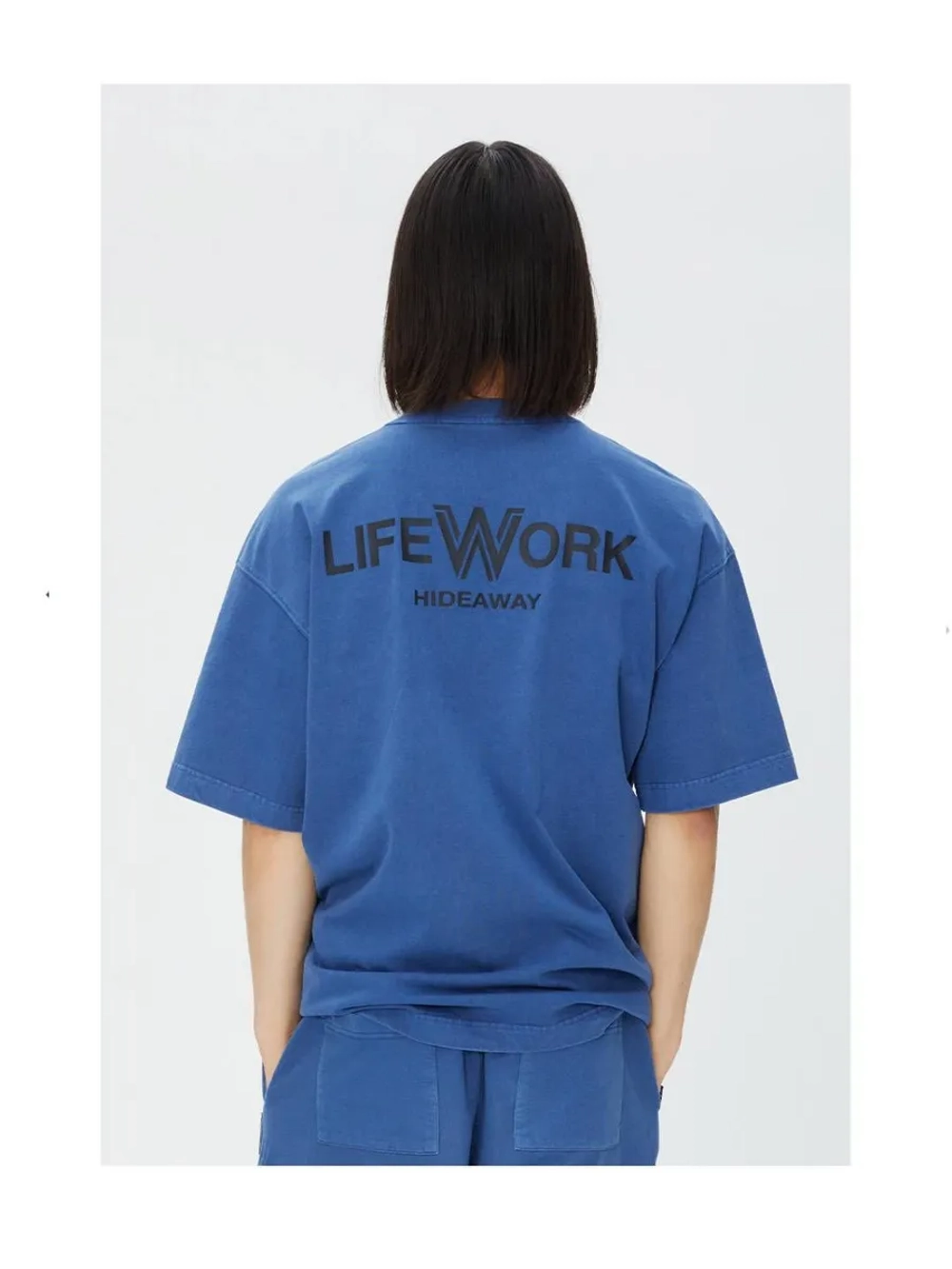 Футболка с квадратной эмблемой