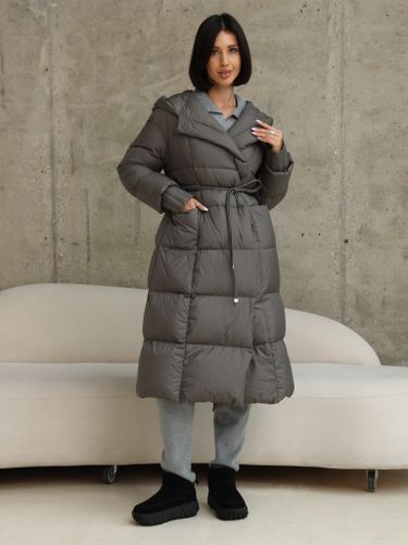 Удлиненный пуховик на запах с объемным капюшоном