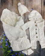 Вязаный комплект на выписку 5 предметов  "Круже" (Одеяло утеплен., бант, пинетки, комбинезон, шапка) (Цвет: Розовый)