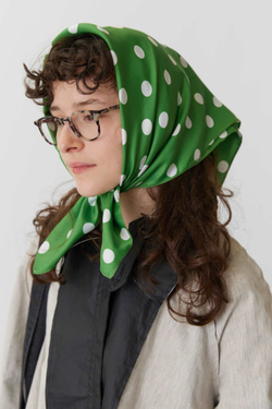 Косынка из шелка зеленая в белый горох