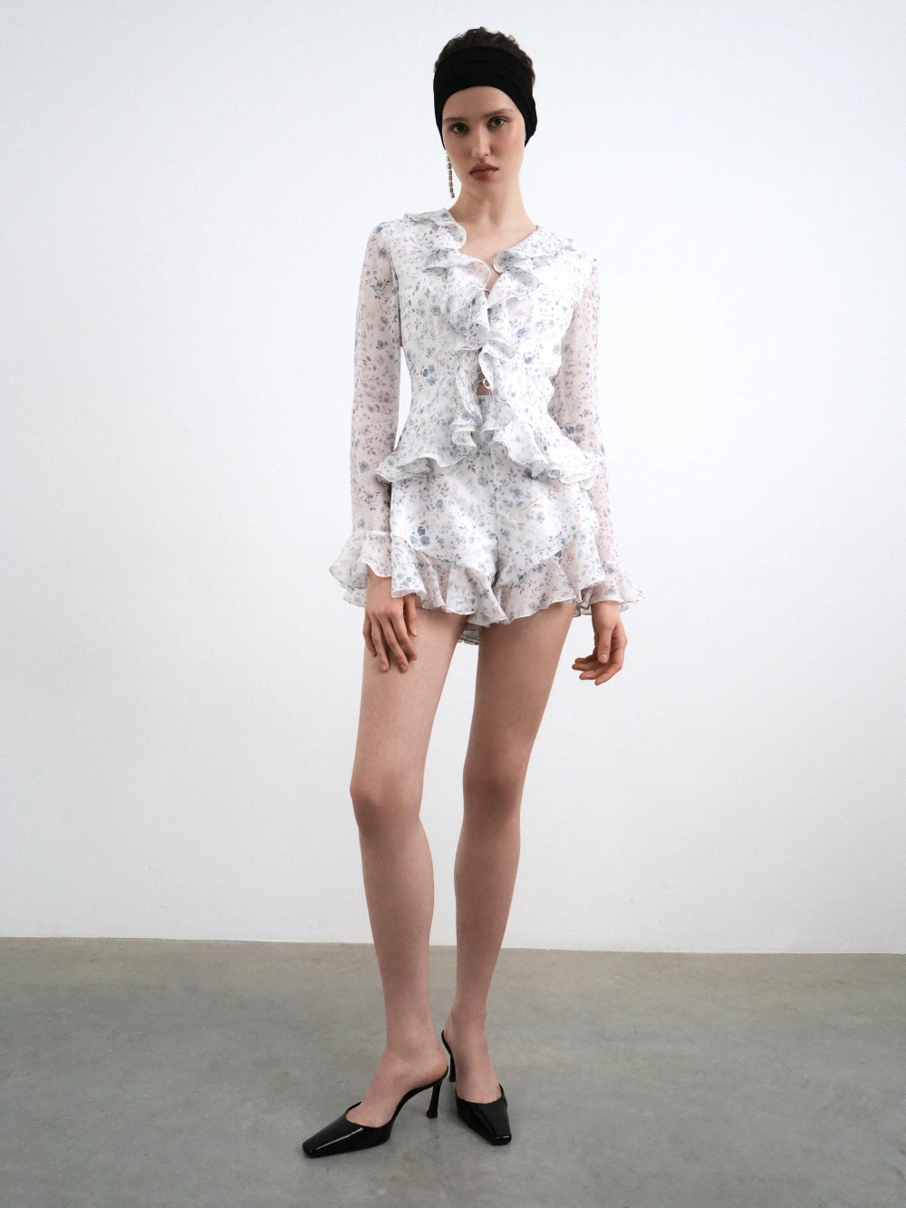 Рузана (Ruzana), блуза с рукавами и рюшами из молочного шифона с цветочным принтом