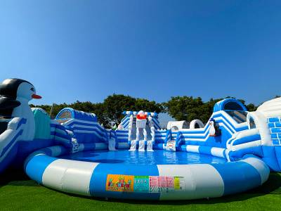 Надувной наземный аквапарк «Морское царство 3» с фигурой пингвина, 21*20*6 м