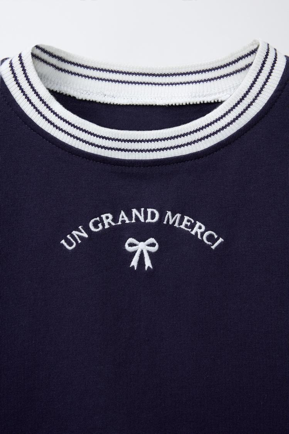 ZARA ФУТБОЛКА С ВЫШИТОЙ НАДПИСЬЮ, ТЕМНО-СИНИЙ