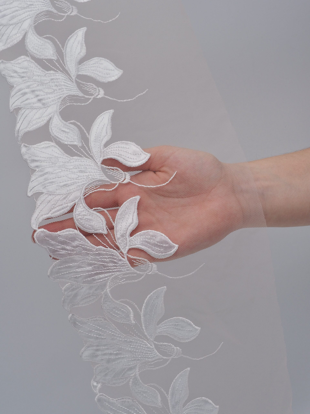 Вышивка на сетке телесная с экрю ширина 19 см ОТРЕЗЫ