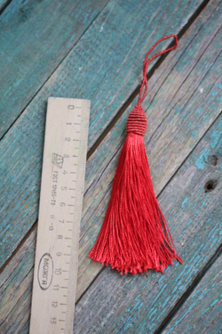 Кисточка подвеска для сердца шелковая красная