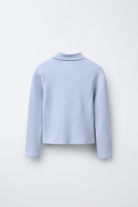 ZARA ФУТБОЛКА В РУБЧИК С ВОРОТНИКОМ-СТОЙКОЙ И ЗАКЛЕПКАМИ, НЕБЕСНО-ГОЛУБОЙ