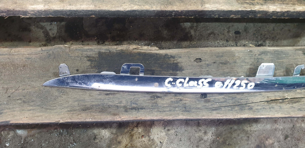 Молдинг решетки радиатора Mercedes C-Class W205 14-18 Б/У Оригинал A2058880273