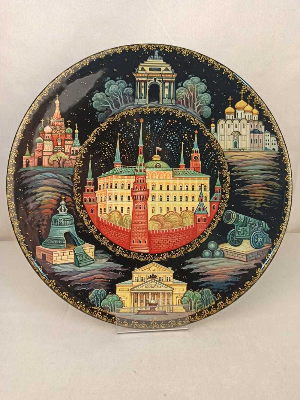 Сувенирная тарелка "Москва. Достопримечательности" с росписью (лаковая миниатюрная  живопись) в подарочном футляре