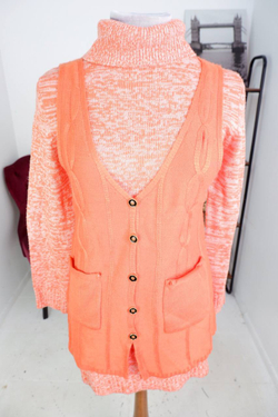 Джемпер яркого цвета из шерсти, визуально на 44/46 размер