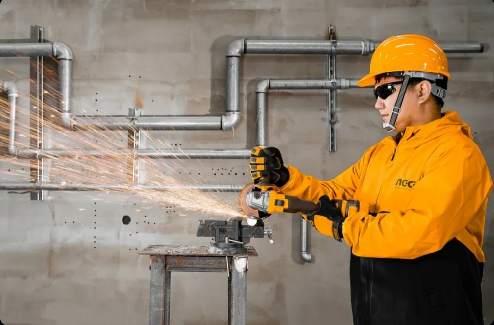 Аккумуляторная угловая шлифовальная машина (УШМ) INGCO CAGLI261521 INDUSTRIAL 20 В 115 мм 1х4 Ач