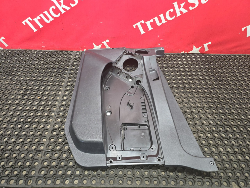 Обшивка двери правой 2023 г