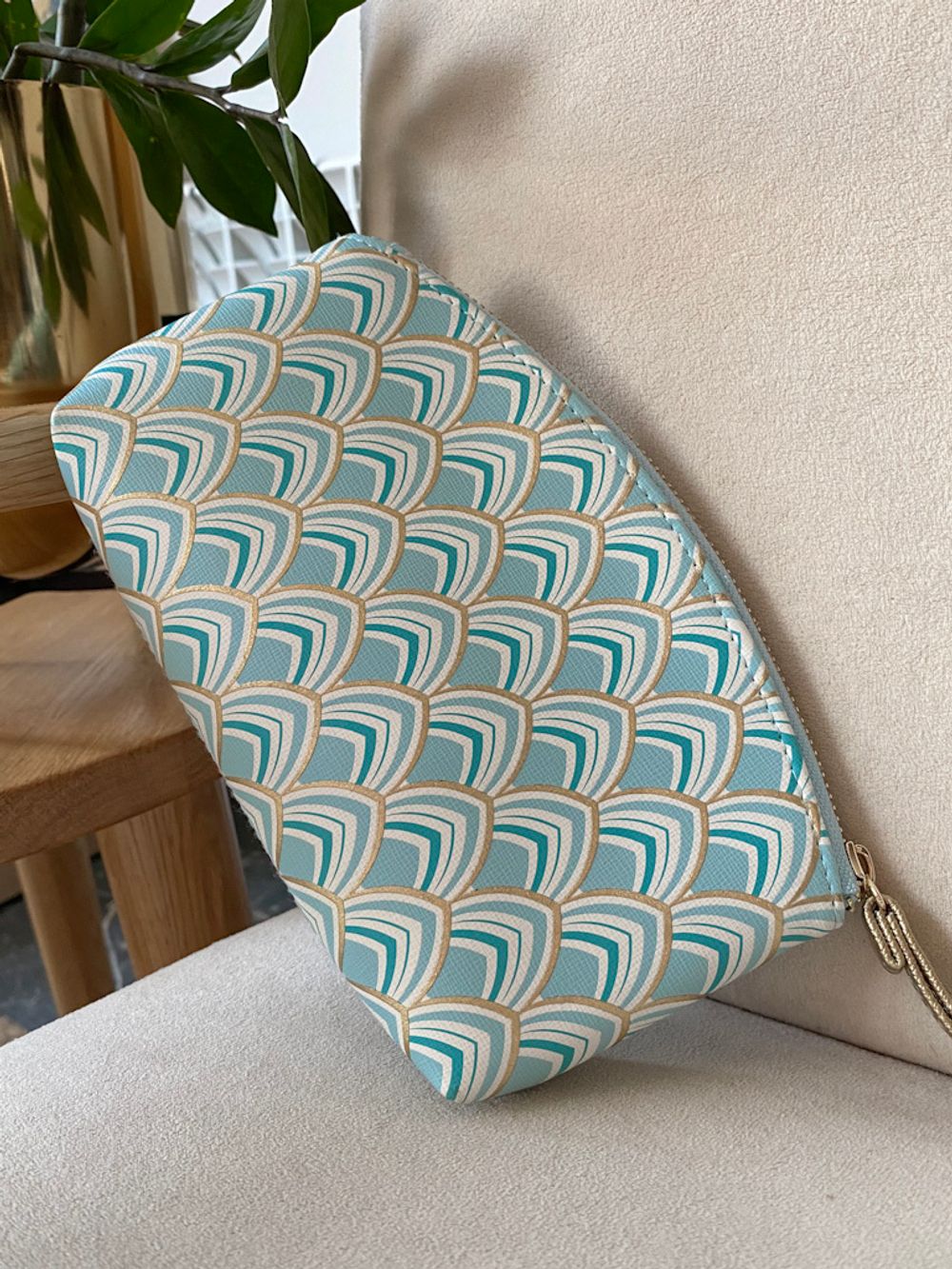 Новая косметичка и значок Disneyland Paris