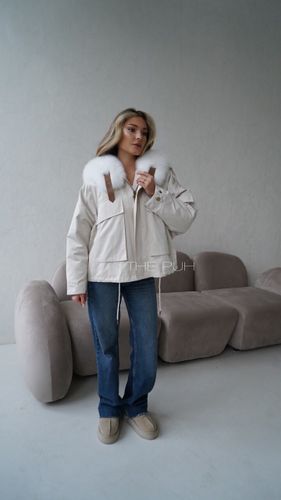 Укороченная бежевая парка ARMY с белым воротником из меха песца