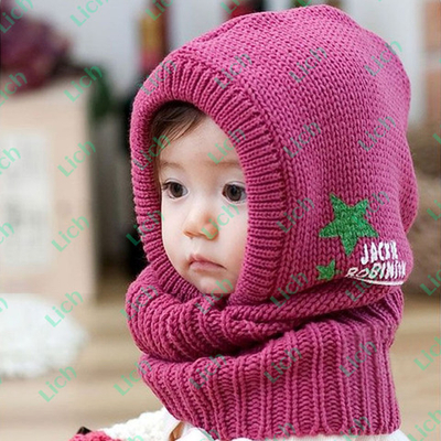 Шапка-шлем вязаная розового цвета с рисунком звезд