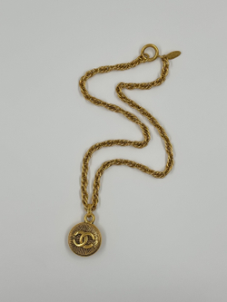 Кулон с лого Chanel
