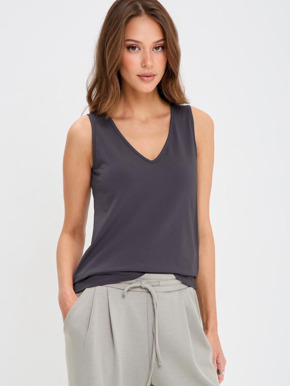 Базовый трикотажный топ с V-вырезом под пиджак