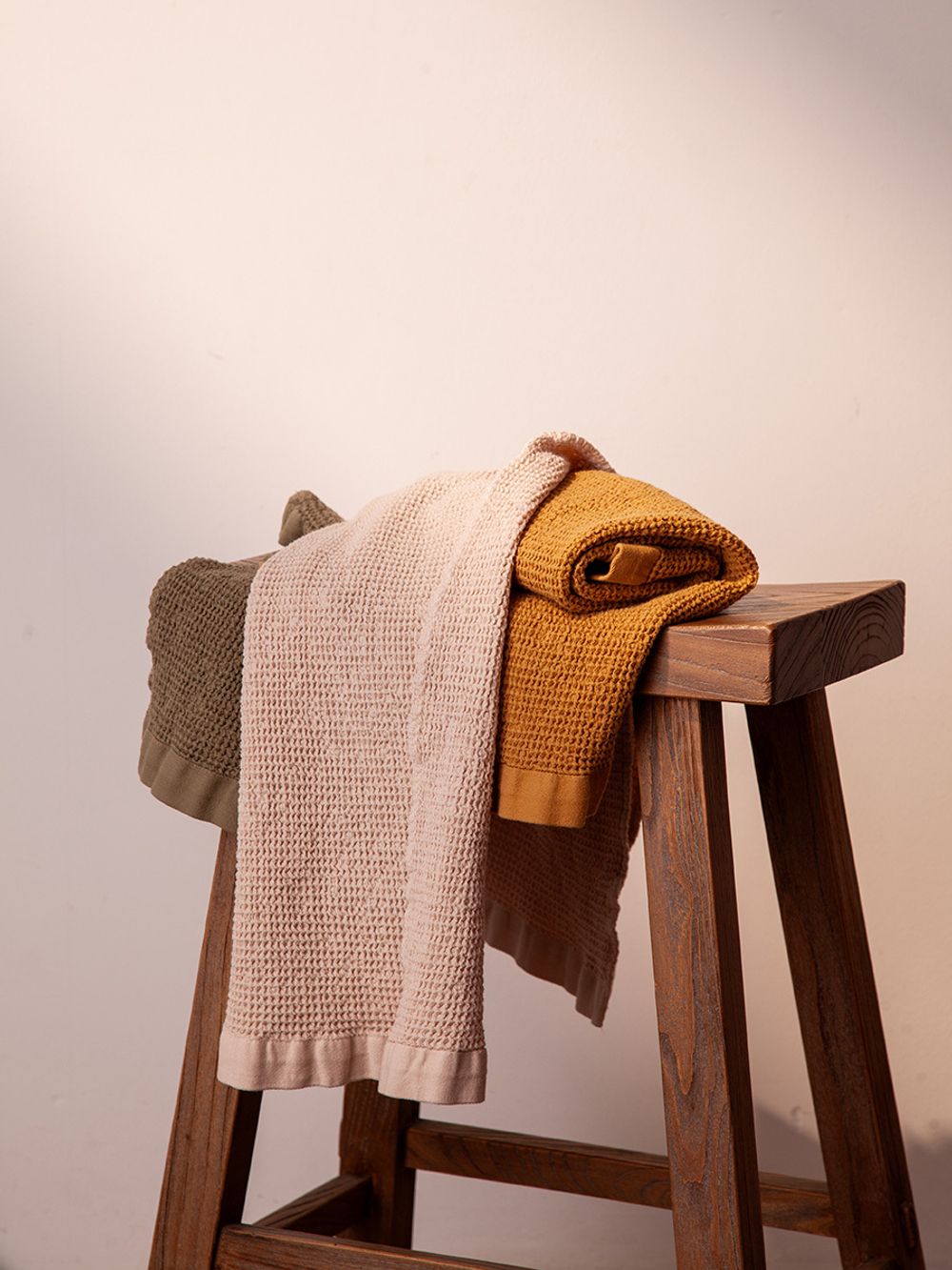 Полотенце для рук из умягченной вафли цвета охры из коллекции essential, 50x90 см