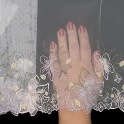 Вышивка на сетке молочно-белая (левая) 22 см