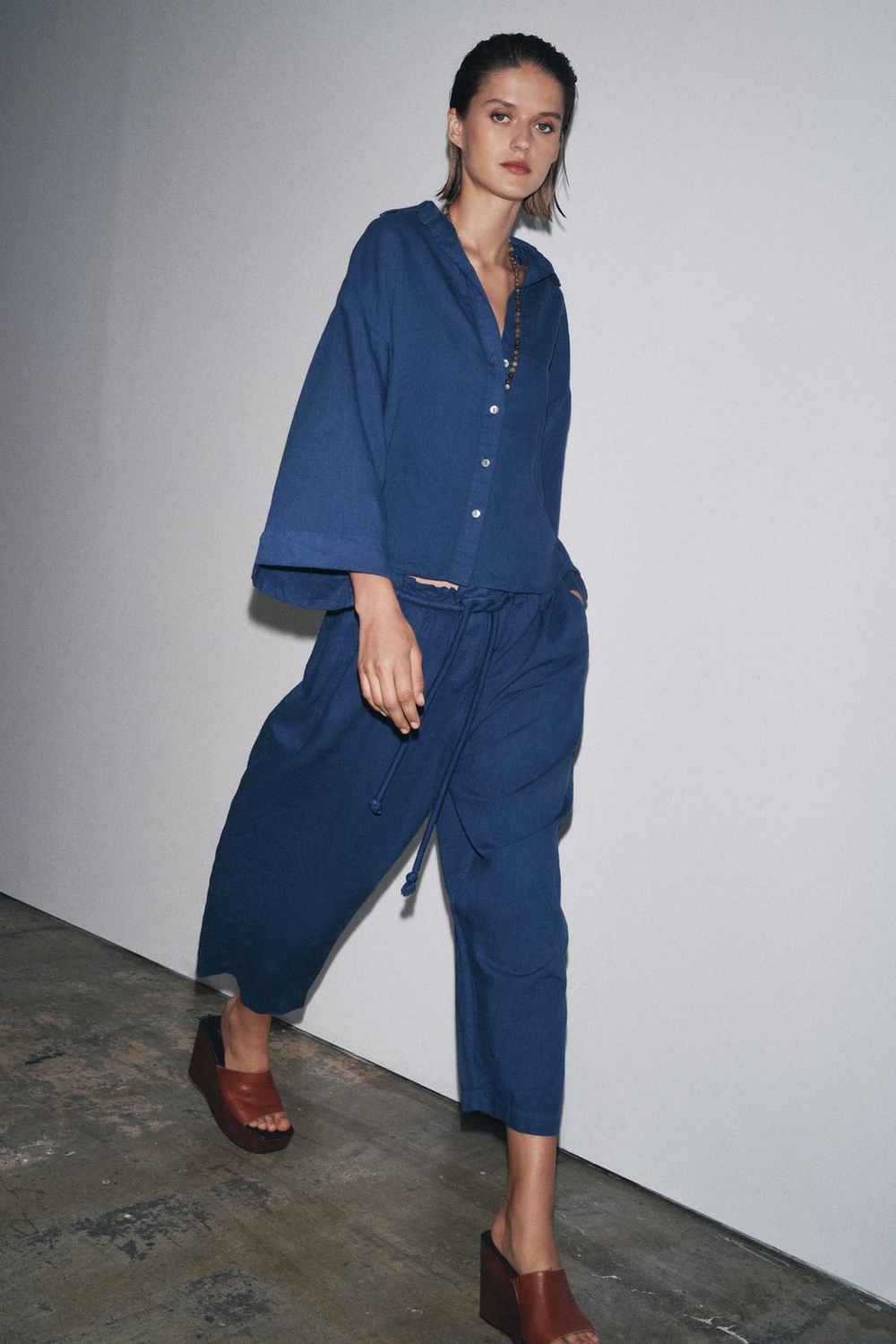 ZARA РУБАШКА ИЗ ЛЬНЯНОЙ ТКАНИ — ZW COLLECTION, ИНДИГО