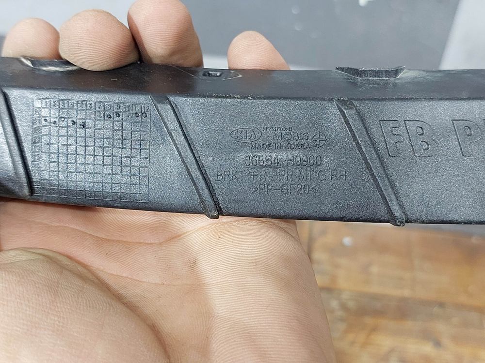 Кронштейн бампера правый Kia Rio 4 X-Line 20-нв Б/У Оригинал 865B4H0900