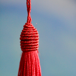 Кисточка подвеска для сердца шелковая красная