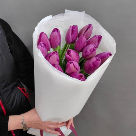 Букет из 15 фиолетовых тюльпанов