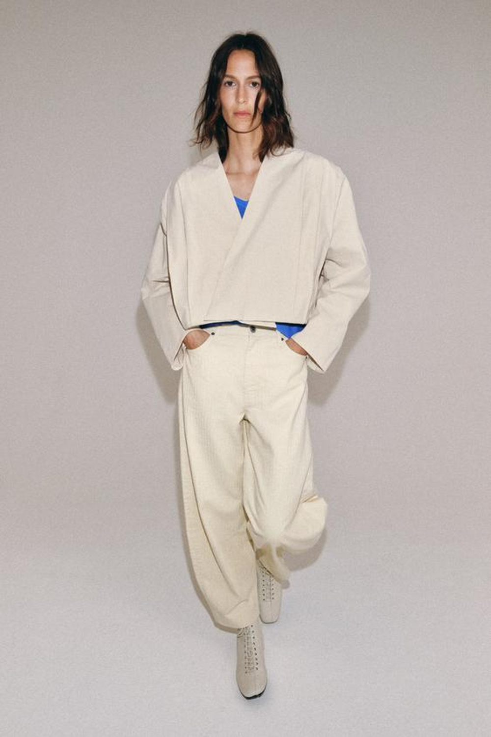 ZARA ЗАУЖЕННЫЕ ДЖИНСЫ С ВЫСОКОЙ ПОСАДКОЙ — ZW COLLECTION, ЦВЕТ СЛИВОЧНОГО МАСЛА